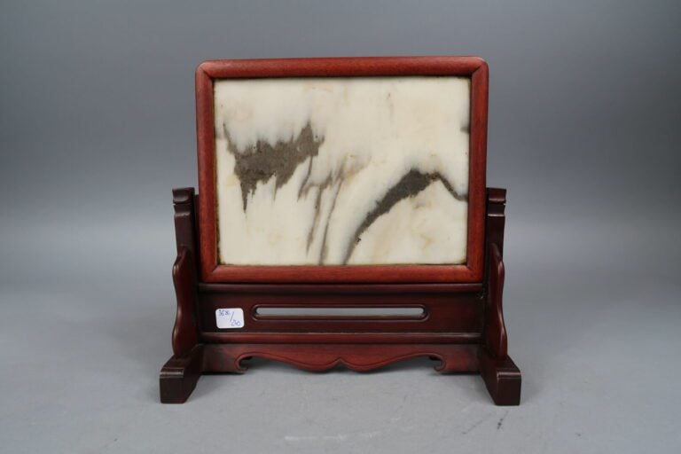 Chine - Pierre de rêve rectangulaire - Signée - Sur son socle en bois - 15 x 19…