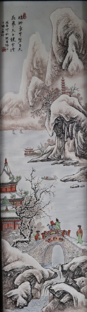 Chine - Plaque rectangulaire en porcelaine blanche émaillée polychrome, représe…