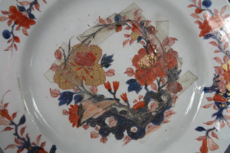 Chine - Plat en porcelaine à décor en émaux dans le style Imari de fleurs et fe…