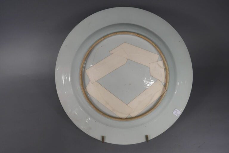 Chine - Plat en porcelaine à décor en émaux dans le style Imari de fleurs et fe…