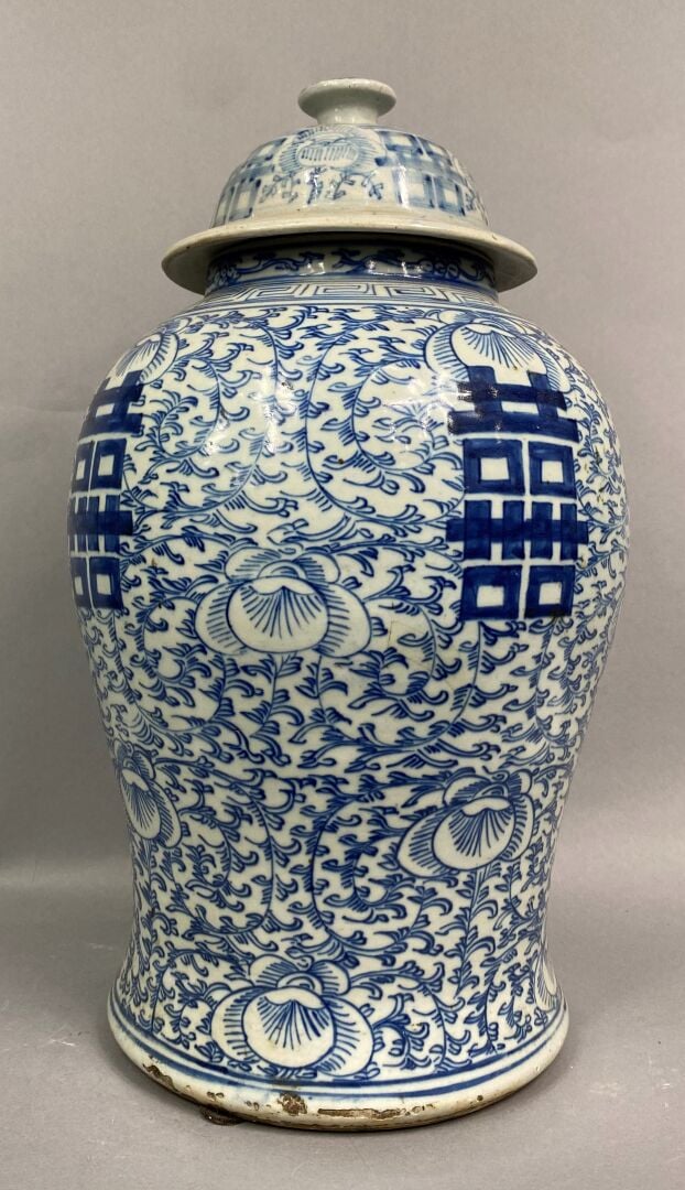 Chine - Potiche couverte en porcelaine bleu blanc à décor de rinceaux feuillagé…