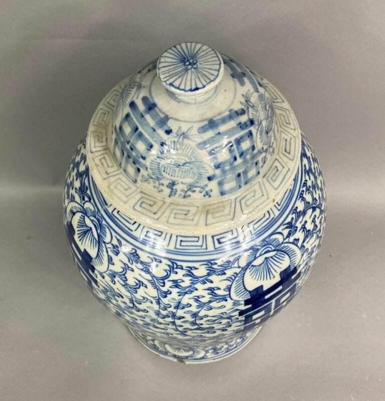 Chine - Potiche couverte en porcelaine bleu blanc à décor de rinceaux feuillagé…