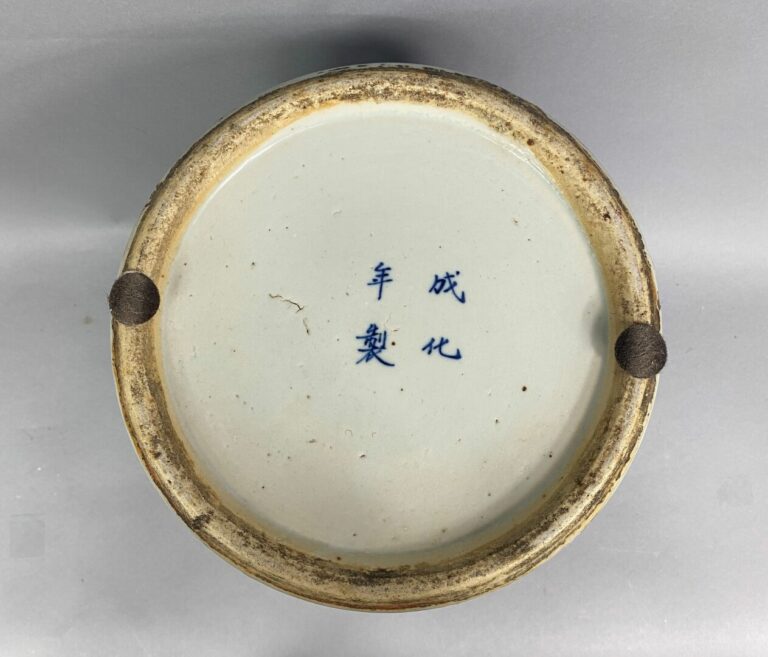 Chine - Potiche couverte en porcelaine bleu blanc à décor de rinceaux feuillagé…