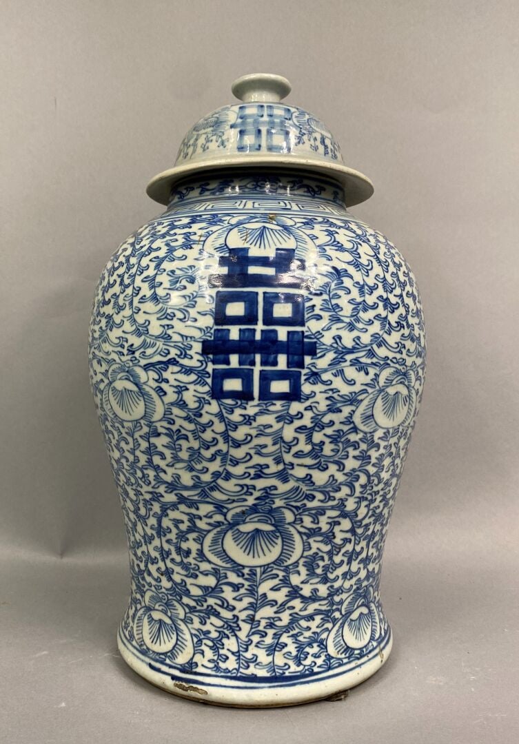Chine - Potiche couverte en porcelaine bleu blanc à décor de rinceaux feuillagé…