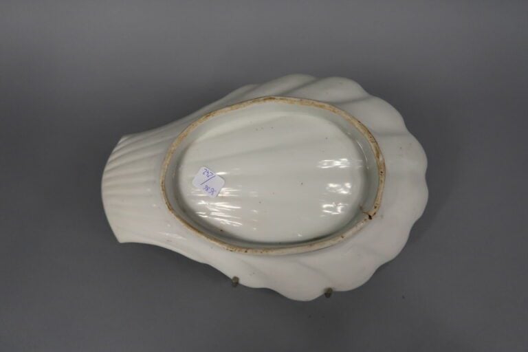 Chine - Ravier en porcelaine émaillée dans les tons corail et bleu à décor de f…