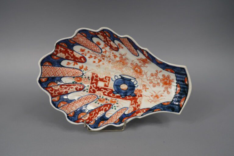 Chine - Ravier en porcelaine émaillée dans les tons corail et bleu à décor de f…