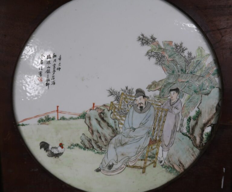 Chine, République - Plaque en porcelaine émaillée à décor de personnages et coq…