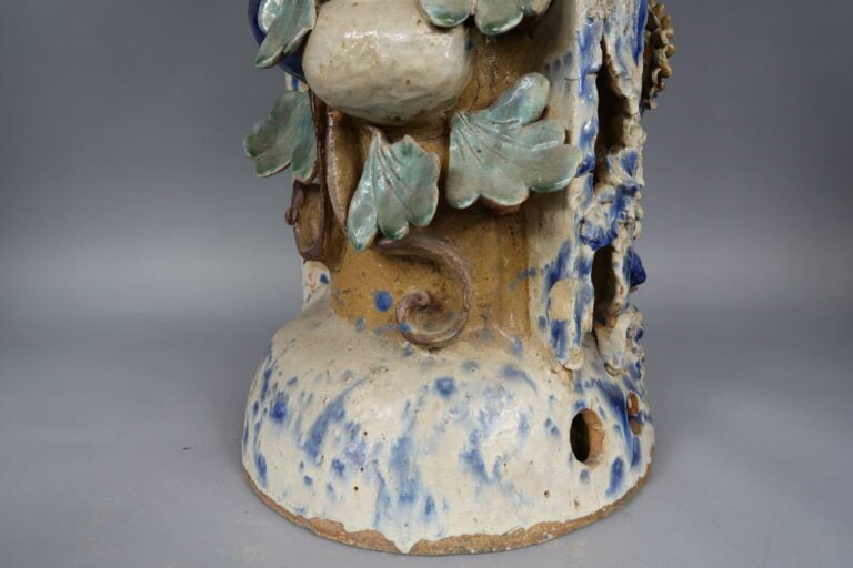 Chine, Shiwan - Importante sellette en grès émaillé polychrome à décor en relie…
