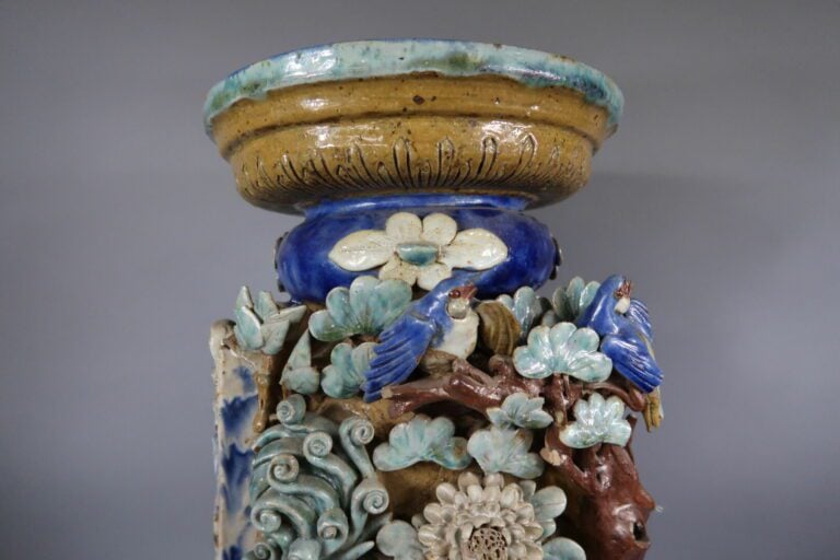 Chine, Shiwan - Importante sellette en grès émaillé polychrome à décor en relie…