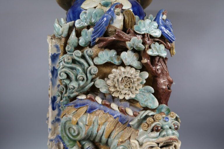Chine, Shiwan - Importante sellette en grès émaillé polychrome à décor en relie…