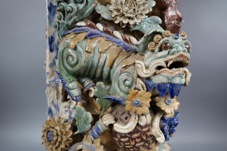 Chine, Shiwan - Importante sellette en grès émaillé polychrome à décor en relie…