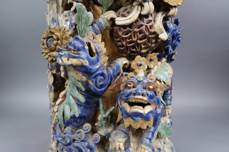 Chine, Shiwan - Importante sellette en grès émaillé polychrome à décor en relie…