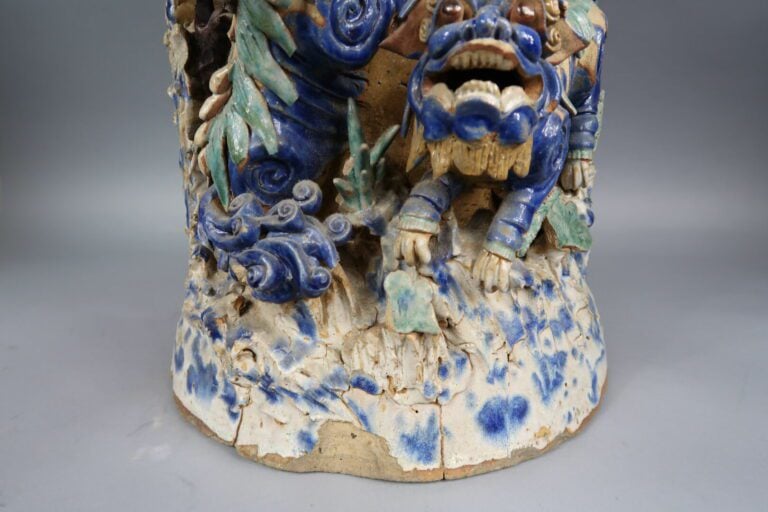 Chine, Shiwan - Importante sellette en grès émaillé polychrome à décor en relie…
