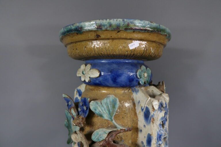 Chine, Shiwan - Importante sellette en grès émaillé polychrome à décor en relie…