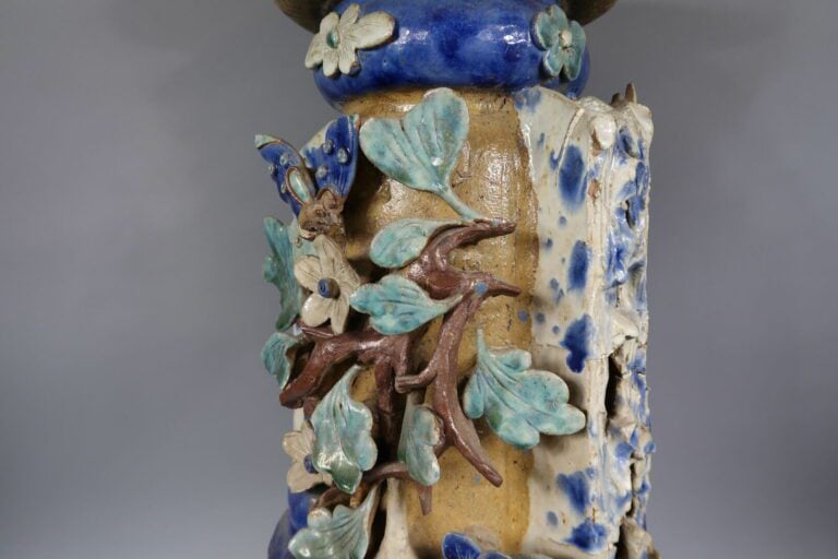 Chine, Shiwan - Importante sellette en grès émaillé polychrome à décor en relie…