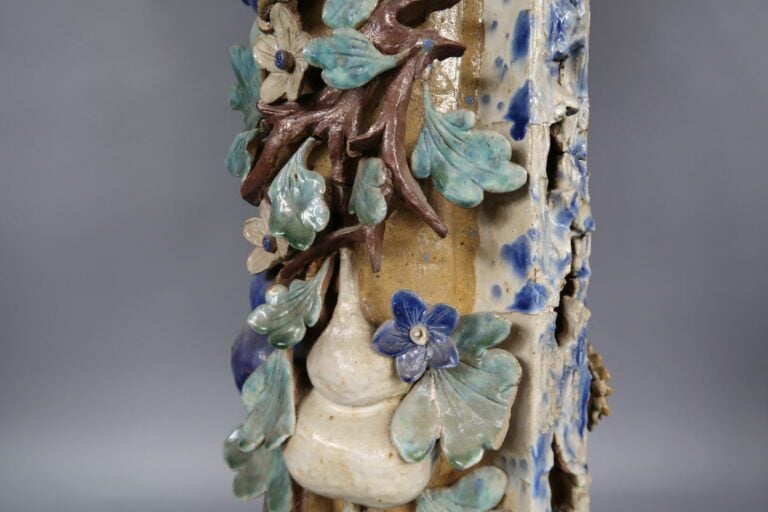 Chine, Shiwan - Importante sellette en grès émaillé polychrome à décor en relie…