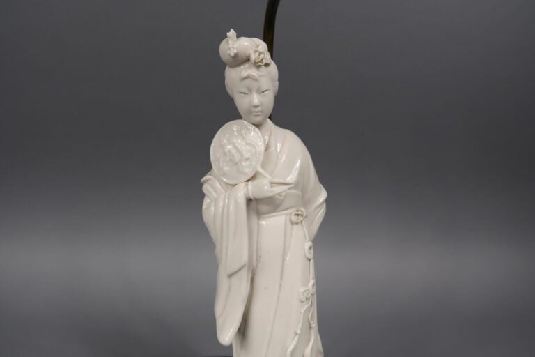 Chine - Sujet en porcelaine émaillé dit "blanc de chine" représentant une jeune…