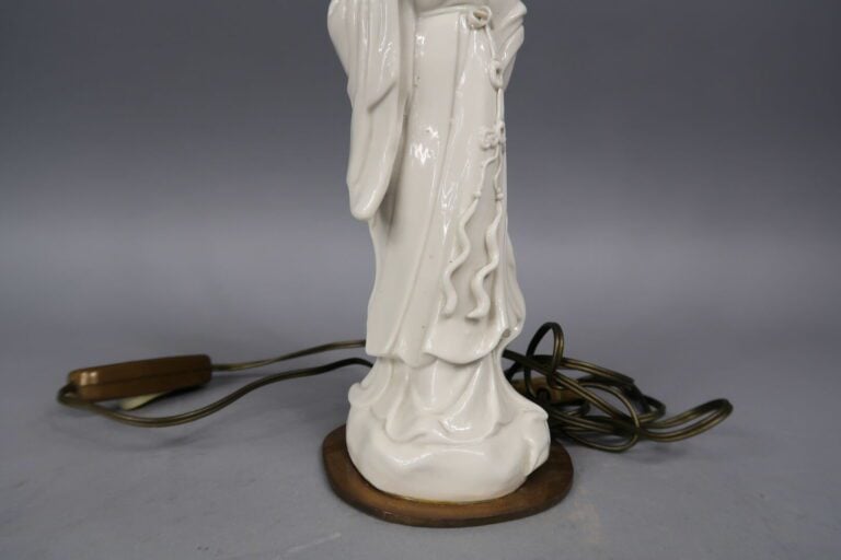 Chine - Sujet en porcelaine émaillé dit "blanc de chine" représentant une jeune…