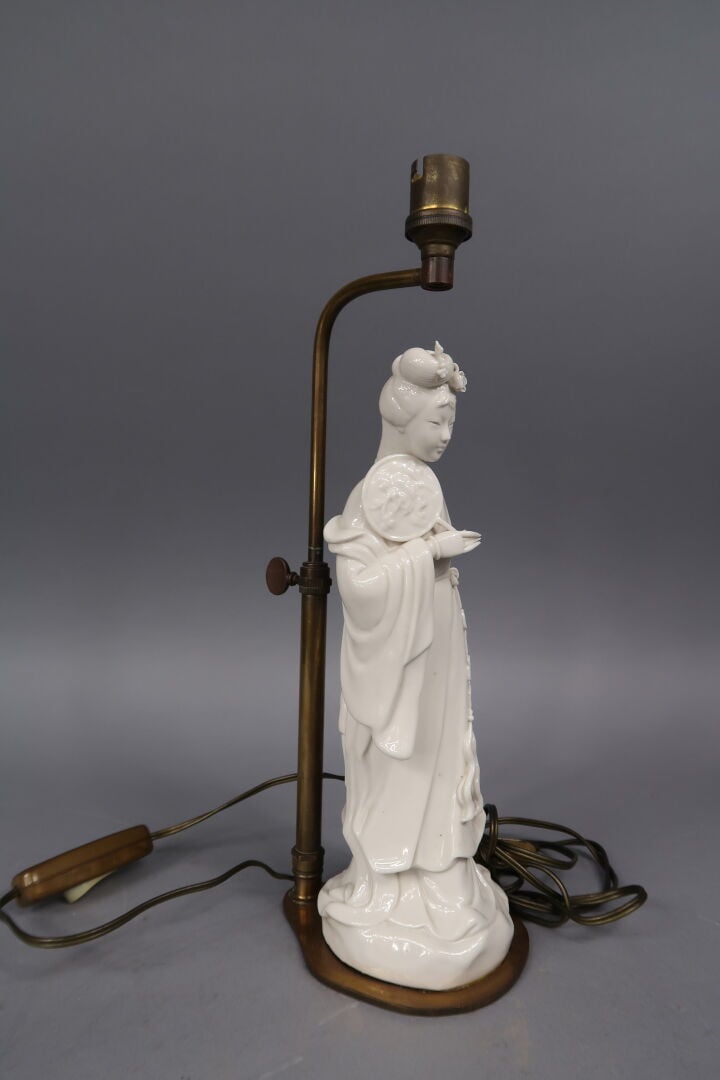 Chine - Sujet en porcelaine émaillé dit "blanc de chine" représentant une jeune…