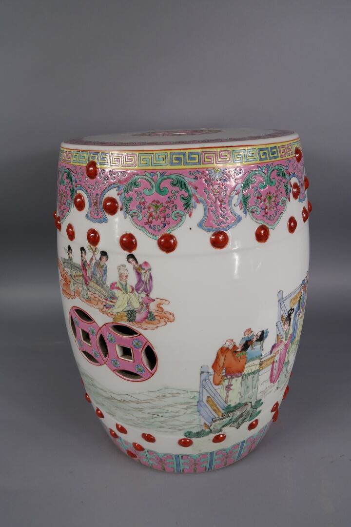 Chine - Tabouret en porcelaine émaillé dans le goût de la Famille Rose à décor…