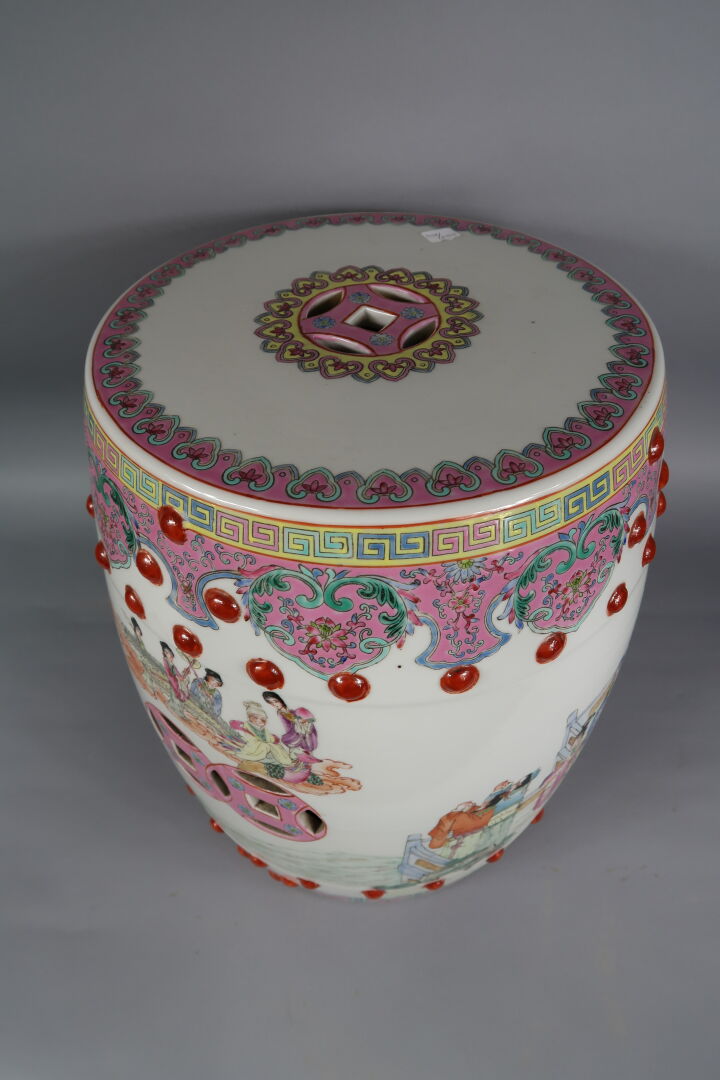 Chine - Tabouret en porcelaine émaillé dans le goût de la Famille Rose à décor…