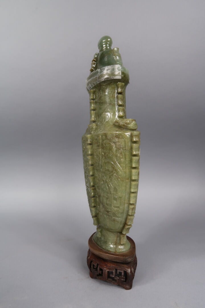 Chine, - Vase archaïsant couvert en jade ou pierre dure veiné sculpté à décor e…