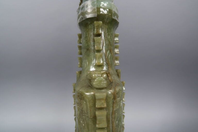 Chine, - Vase archaïsant couvert en jade ou pierre dure veiné sculpté à décor e…