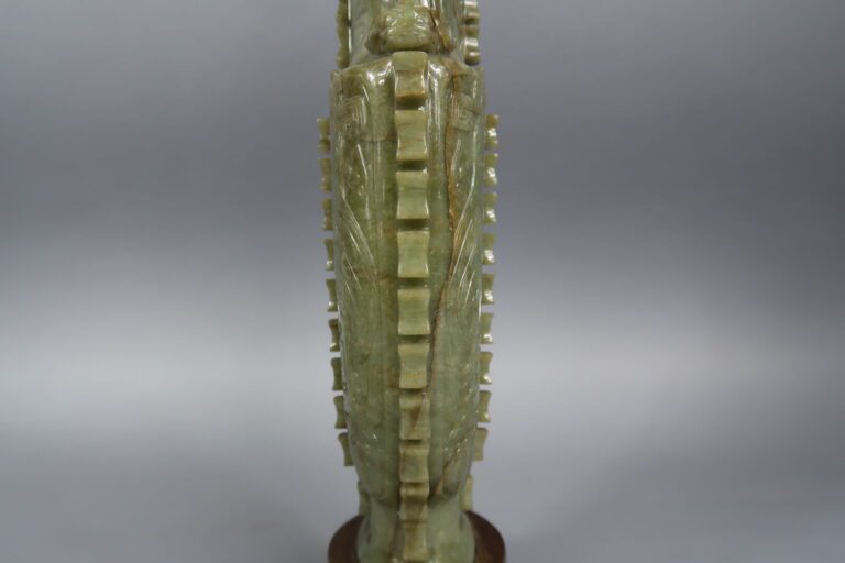 Chine, - Vase archaïsant couvert en jade ou pierre dure veiné sculpté à décor e…
