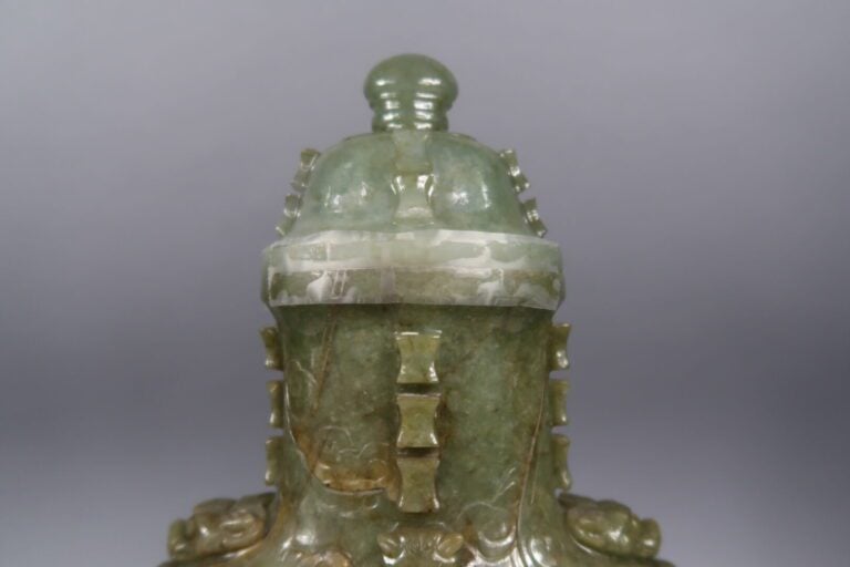 Chine, - Vase archaïsant couvert en jade ou pierre dure veiné sculpté à décor e…
