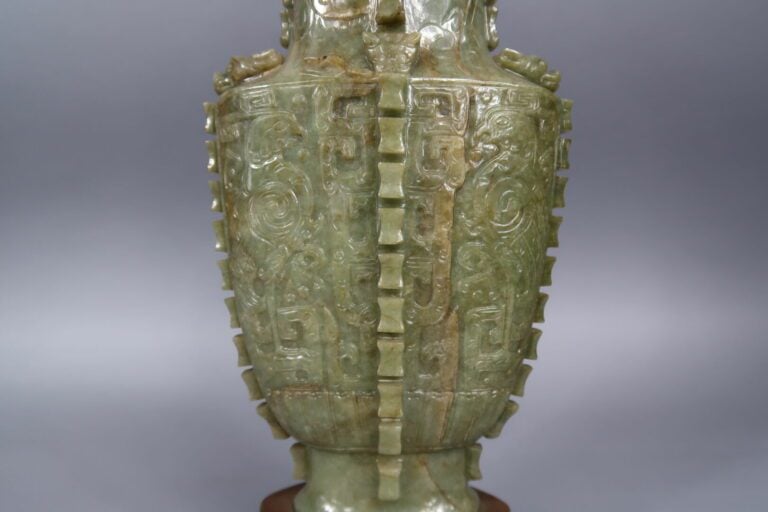 Chine, - Vase archaïsant couvert en jade ou pierre dure veiné sculpté à décor e…