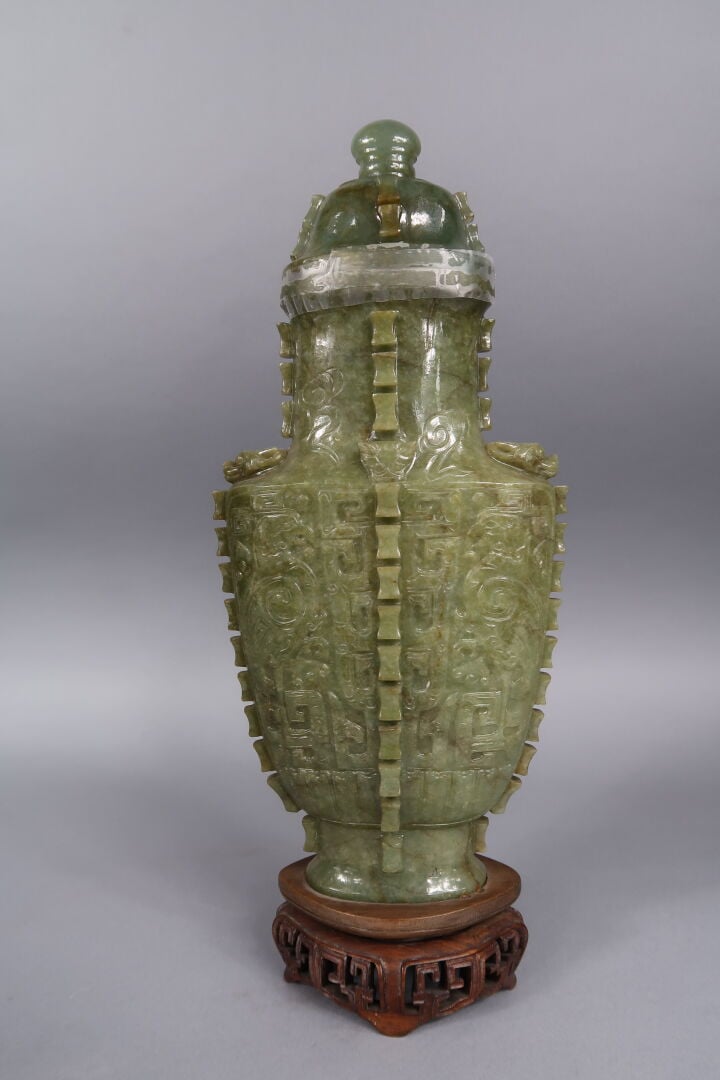 Chine, - Vase archaïsant couvert en jade ou pierre dure veiné sculpté à décor e…