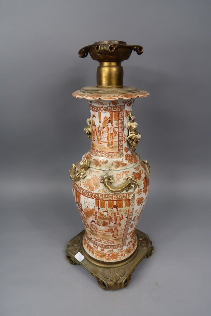 Chine - Vase balustre à queue de phénix et col polylobés en porcelaine émaillée…