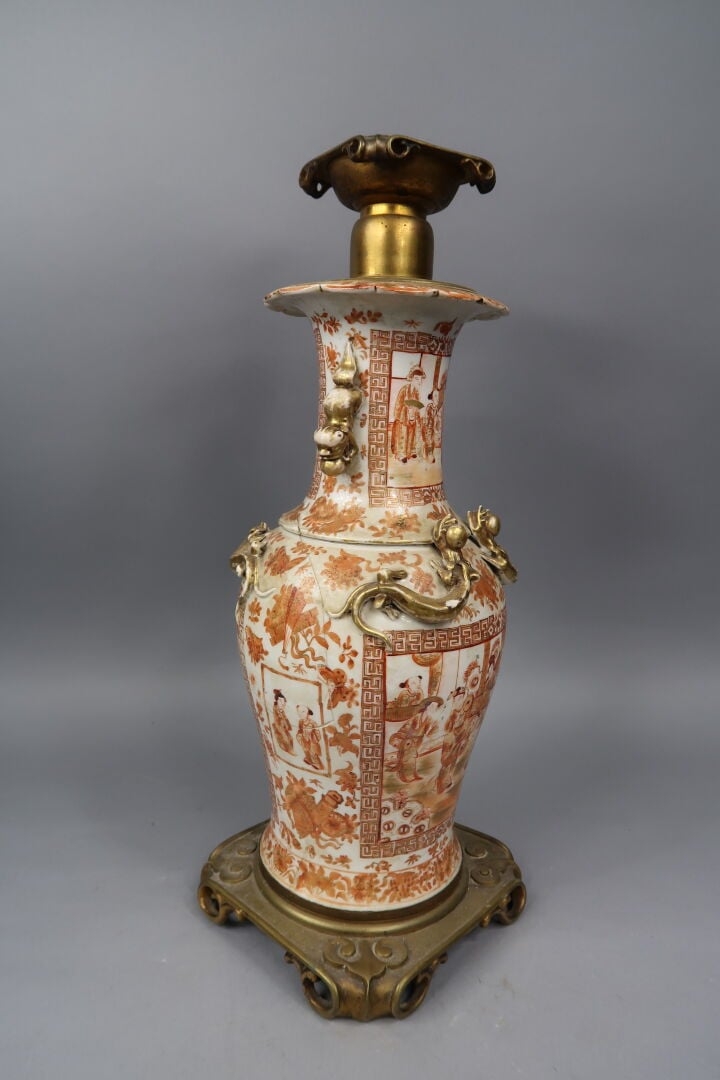 Chine - Vase balustre à queue de phénix et col polylobés en porcelaine émaillée…