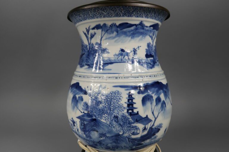 Chine - Vase balustre en porcelaine à décor bleu blanc sur deux registres d'un…