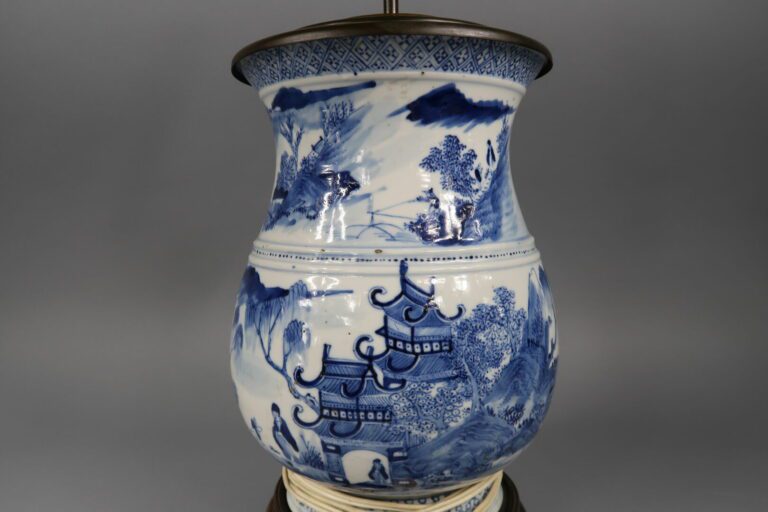 Chine - Vase balustre en porcelaine à décor bleu blanc sur deux registres d'un…