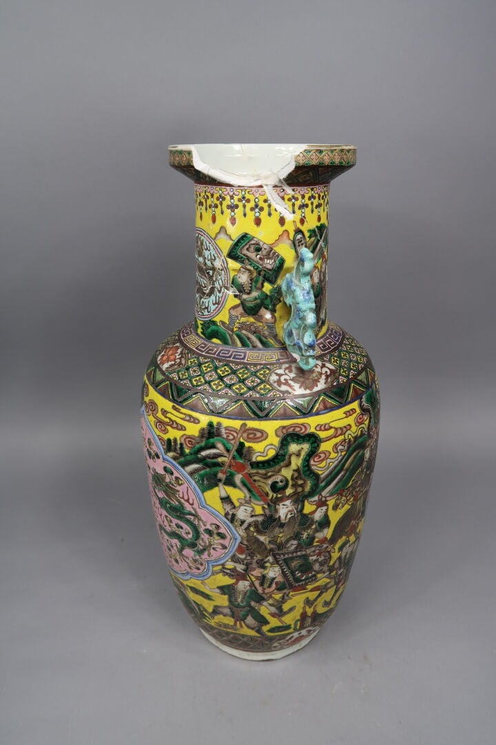Chine, - Vase balustre en porcelaine émaillée à décor de guerriers sur fond jau…