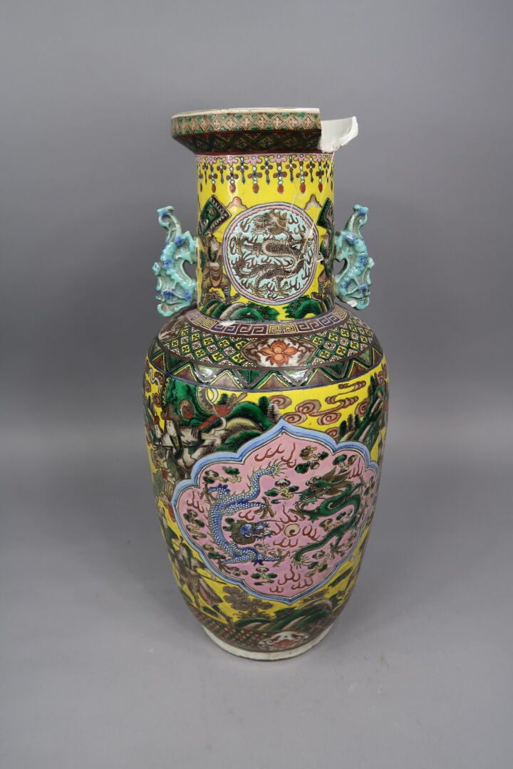 Chine, - Vase balustre en porcelaine émaillée à décor de guerriers sur fond jau…