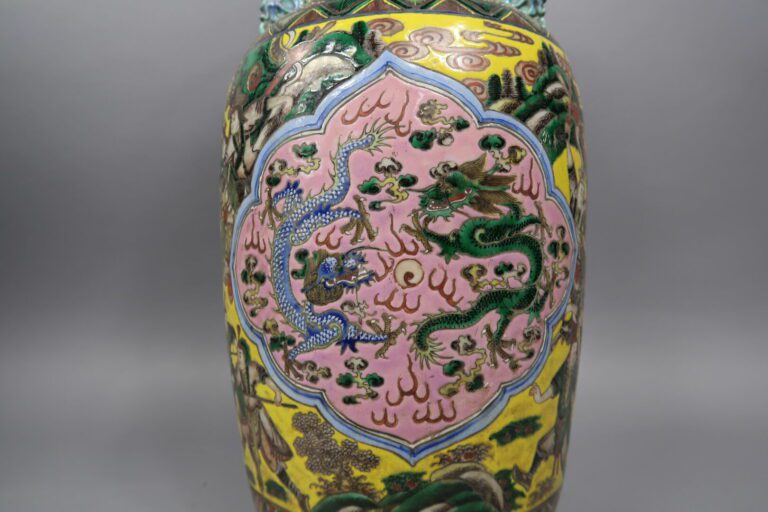 Chine, - Vase balustre en porcelaine émaillée à décor de guerriers sur fond jau…