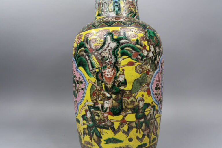 Chine, - Vase balustre en porcelaine émaillée à décor de guerriers sur fond jau…