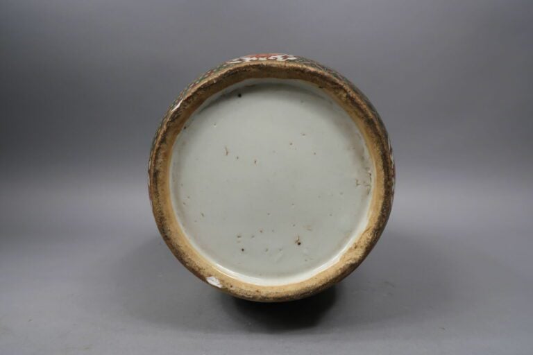 Chine, - Vase balustre en porcelaine émaillée à décor de guerriers sur fond jau…