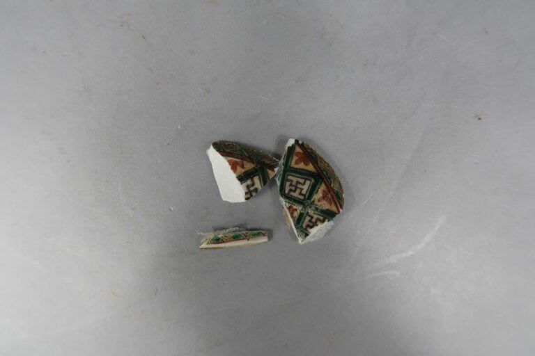 Chine, - Vase balustre en porcelaine émaillée à décor de guerriers sur fond jau…