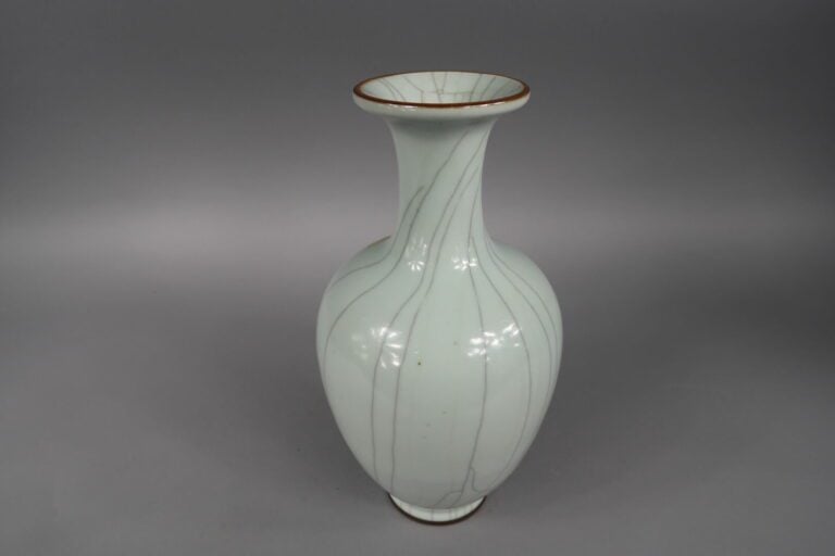 Chine, - Vase balustre en porcelaine émaillée céladon craquelé - H : 30 cm - (é…
