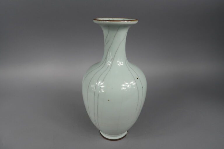 Chine, - Vase balustre en porcelaine émaillée céladon craquelé - H : 30 cm - (é…