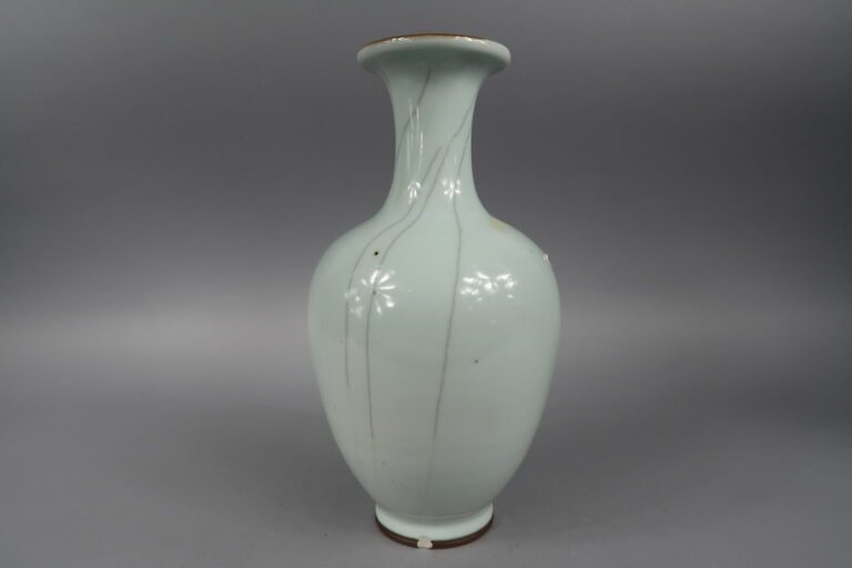 Chine, - Vase balustre en porcelaine émaillée céladon craquelé - H : 30 cm - (é…