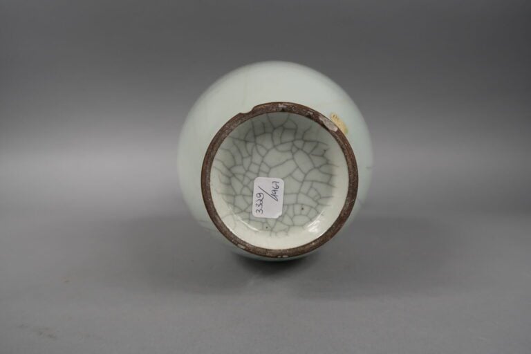 Chine, - Vase balustre en porcelaine émaillée céladon craquelé - H : 30 cm - (é…