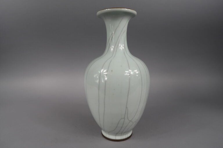 Chine, - Vase balustre en porcelaine émaillée céladon craquelé - H : 30 cm - (é…