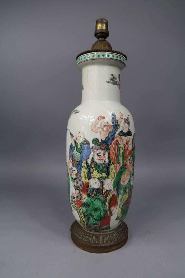 Chine, - Vase balustre en porcelaine émaillée dans le style de la "Famille vert…