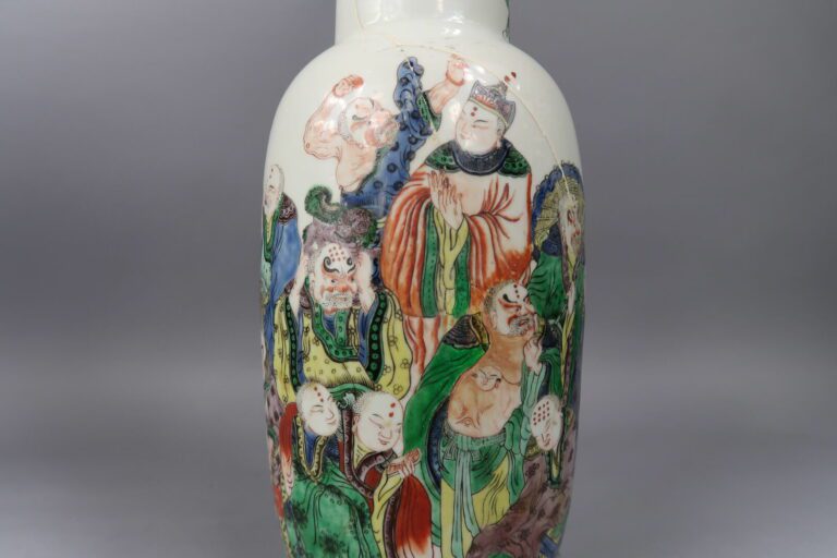 Chine, - Vase balustre en porcelaine émaillée dans le style de la "Famille vert…