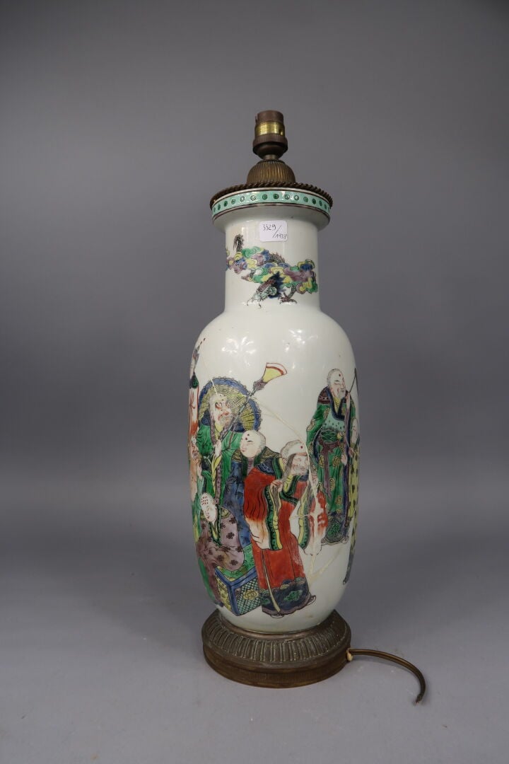 Chine, - Vase balustre en porcelaine émaillée dans le style de la "Famille vert…