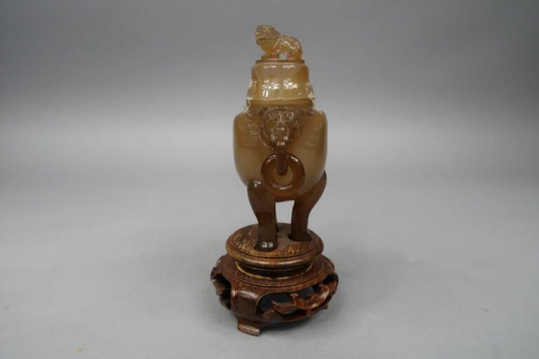 Chine - Vase couvert tripode en agate orné de deux anses formant des têtes de l…